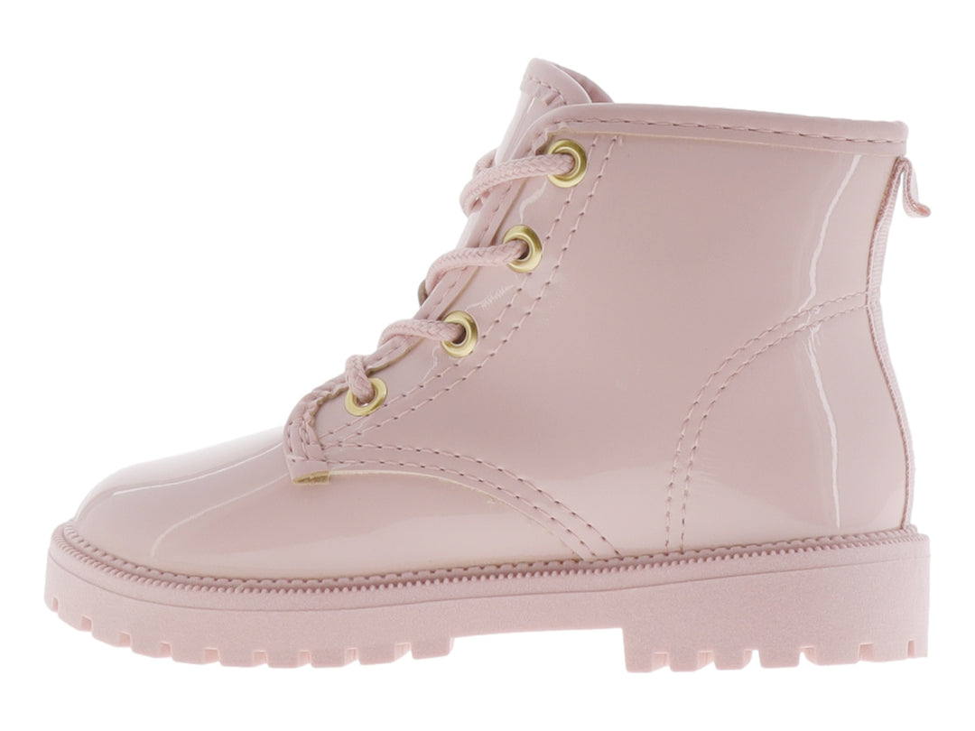 Bota infantil de color rosa brillante con acabado en charol, agujetas y un personaje decorativo en el lateral.