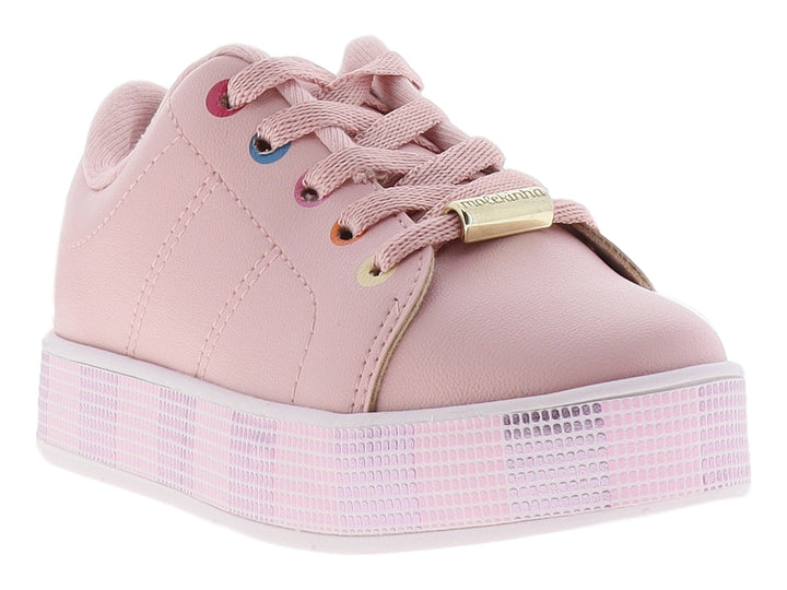 Tenis color rosa para niña con suela de plataforma y ojillos multicolores.