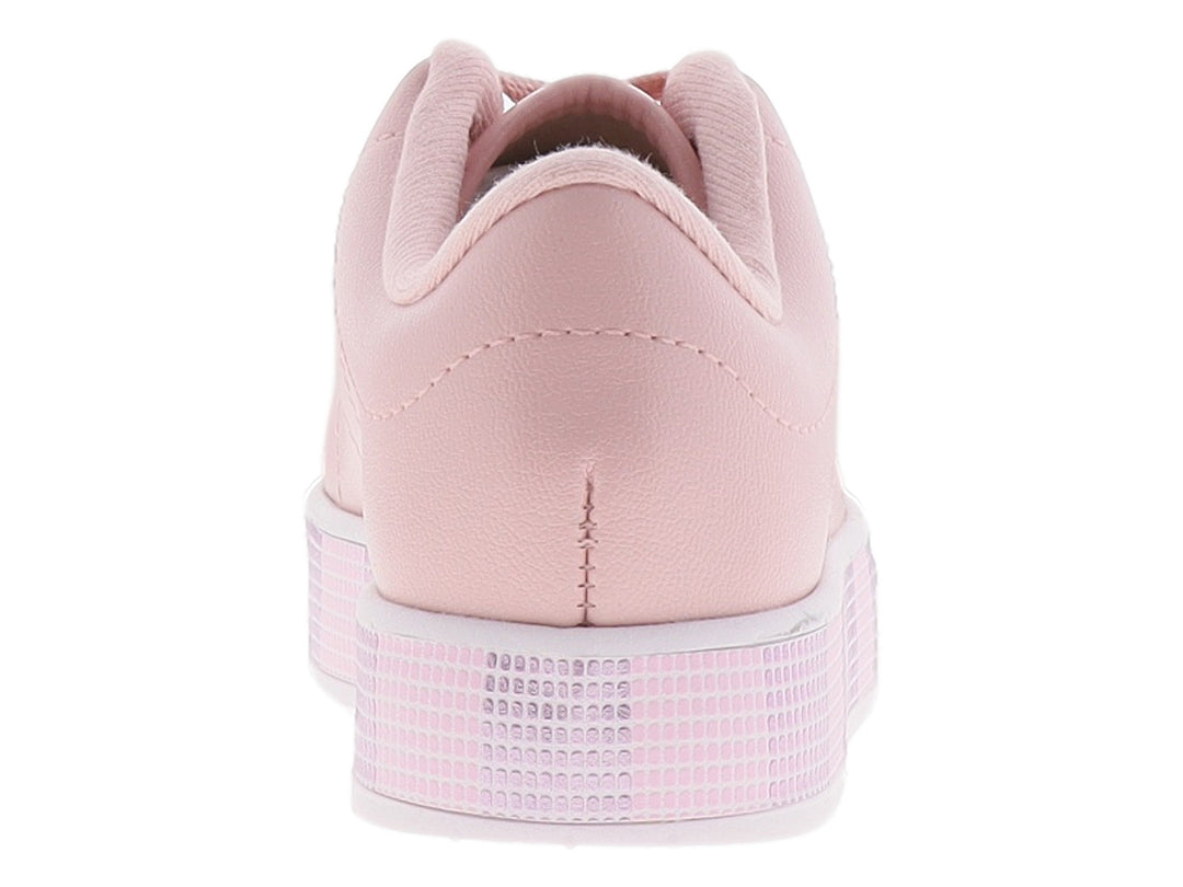Tenis color rosa para niña con suela de plataforma y ojillos multicolores.