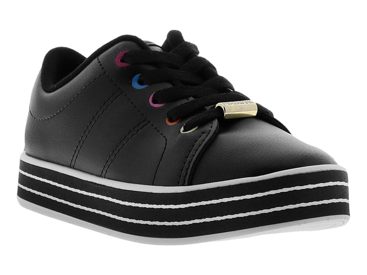 Tenis negros con suela de plataforma a rayas blancas y ojillos de colores.