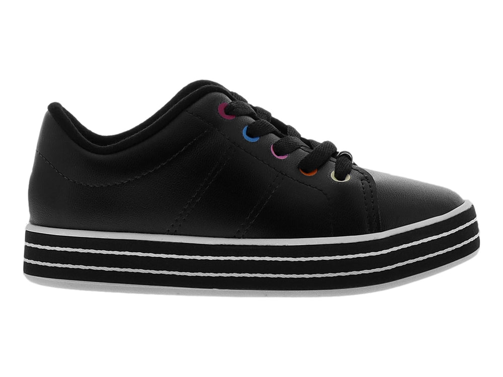 Tenis negros con suela de plataforma a rayas blancas y ojillos de colores.