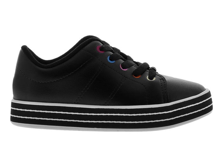 Tenis negros con suela de plataforma a rayas blancas y ojillos de colores.