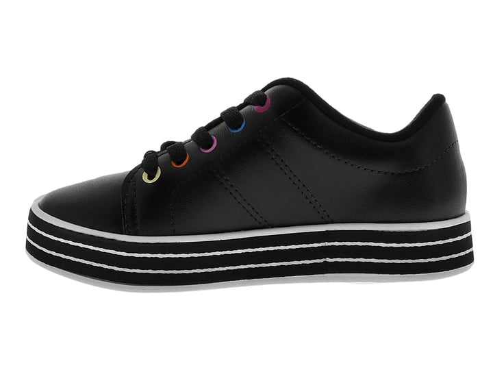 Tenis negros con suela de plataforma a rayas blancas y ojillos de colores.