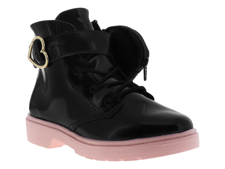 Bota negra de charol con suela rosa y hebilla dorada en forma de corazón.