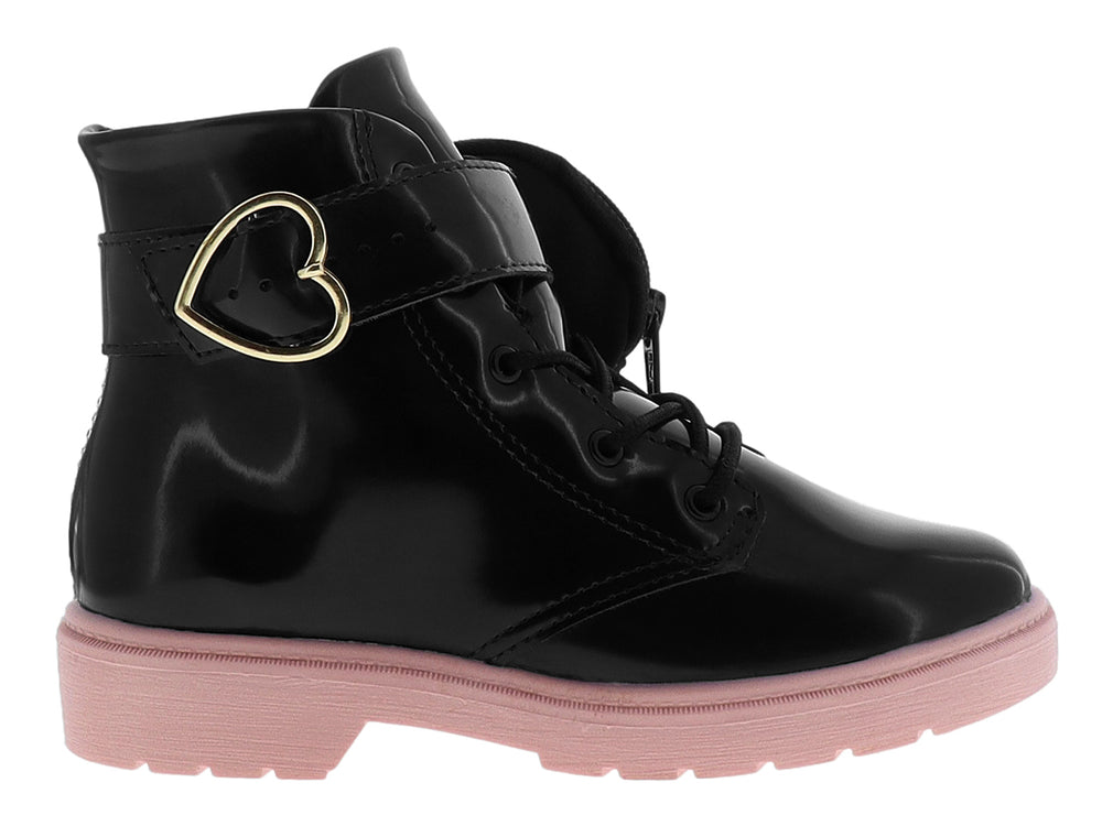 Bota negra de charol con suela rosa y hebilla dorada en forma de corazón.