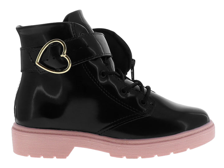 Bota negra de charol con suela rosa y hebilla dorada en forma de corazón.