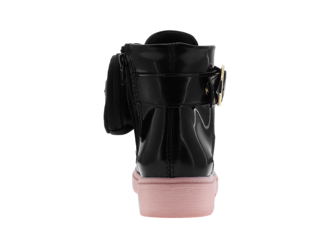 Bota negra de charol con suela rosa y hebilla dorada en forma de corazón.