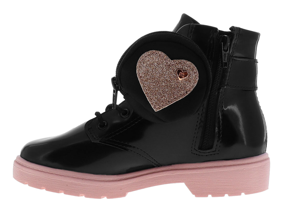 Bota negra de charol con suela rosa y hebilla dorada en forma de corazón.