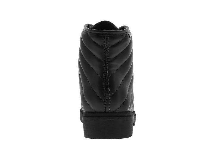 Bota infantil de color negro con agujetas y ojillos dorados, suela gruesa y acabado liso.
