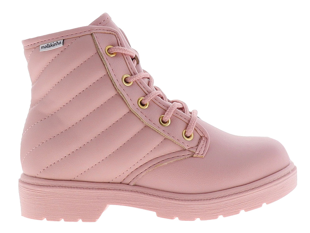Bota rosa para niña de material sintético con agujetas y ojillos dorados.