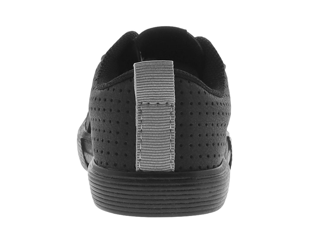 Tenis negros para niño con tres franjas blancas laterales y cordones.