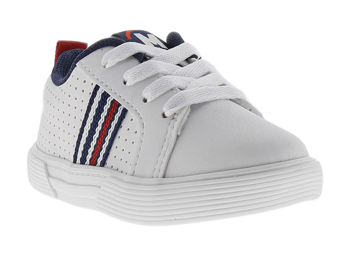 Tenis blancos para niño con detalles laterales en azul y rojo y cordones blancos.