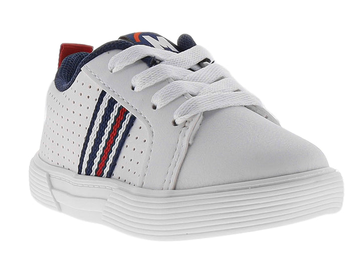 Tenis blancos para niño con detalles laterales en azul y rojo y cordones blancos.