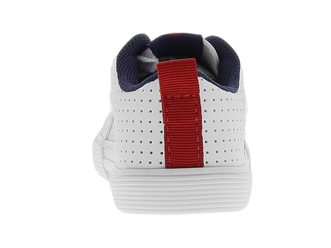 Tenis blancos para niño con detalles laterales en azul y rojo y cordones blancos.