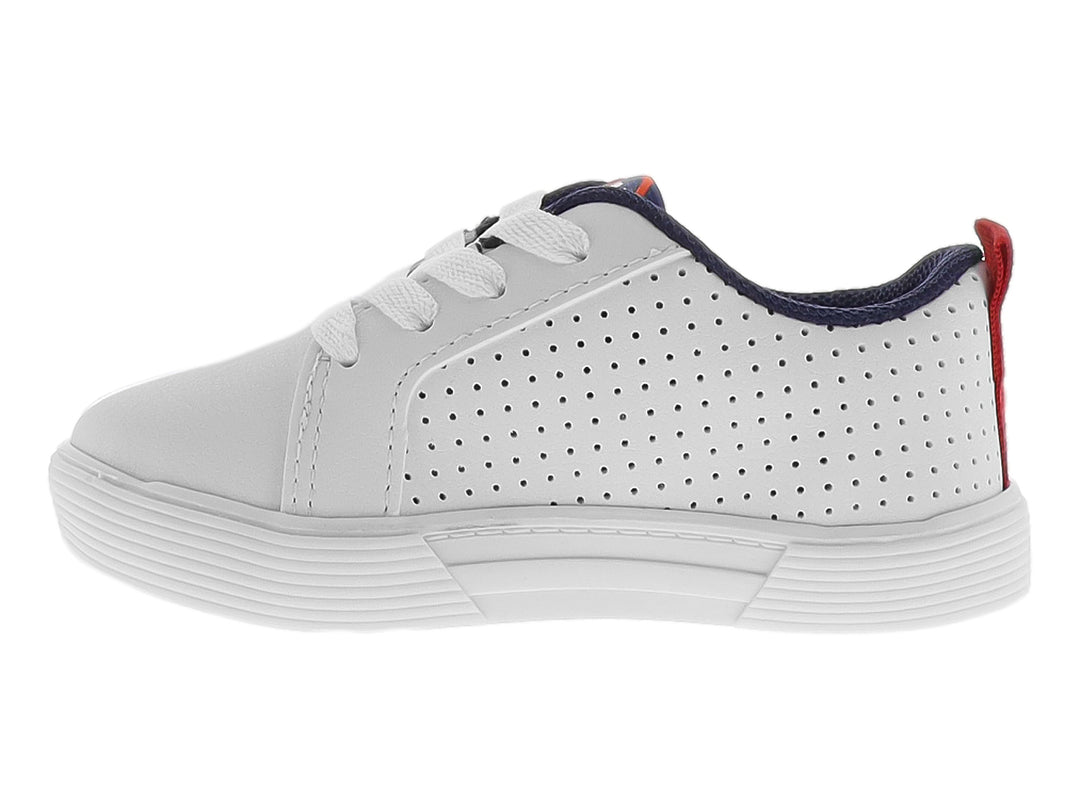 Tenis blancos para niño con detalles laterales en azul y rojo y cordones blancos.