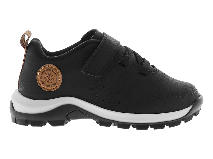 Zapato deportivo infantil color negro con suela blanca y detalles en marrón.