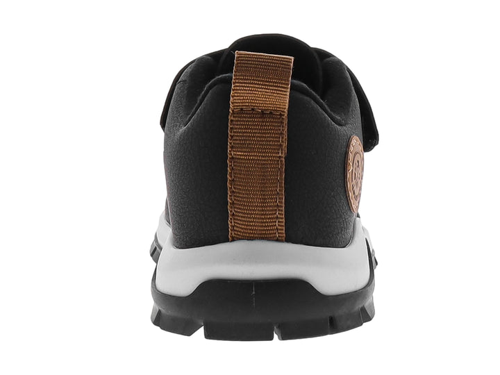 Zapato deportivo infantil color negro con suela blanca y detalles en marrón.