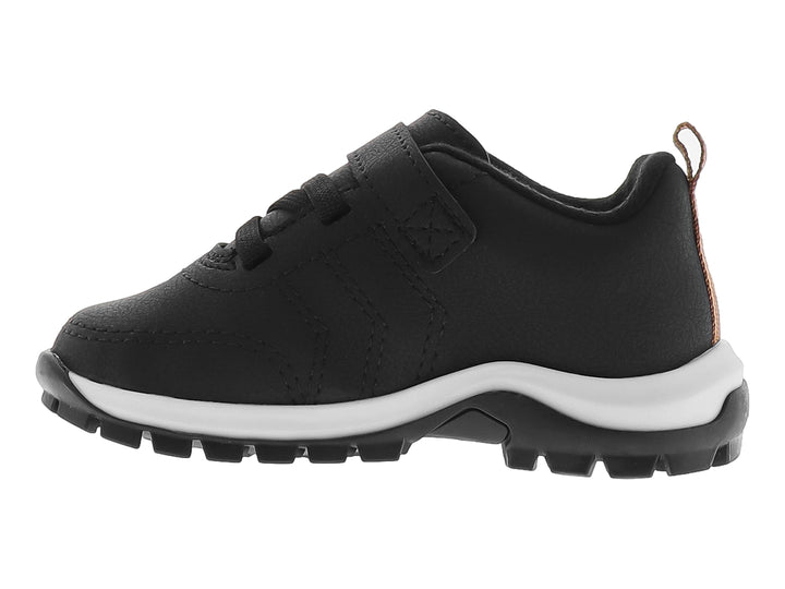 Zapato deportivo infantil color negro con suela blanca y detalles en marrón.