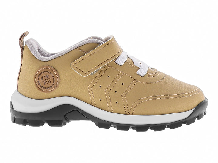 Zapato deportivo infantil color mostaza con agujetas blancas y suela negra