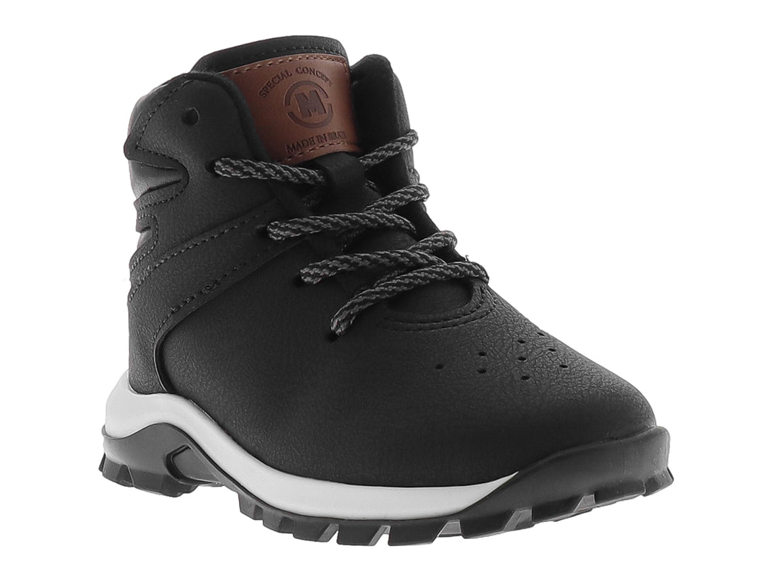 Bota infantil color negro con suela blanca y cordones.