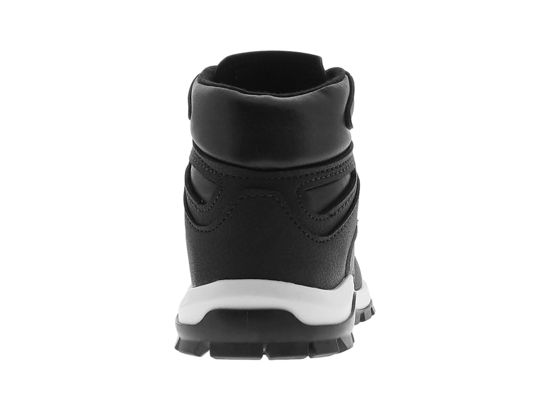Bota infantil color negro con suela blanca y cordones.