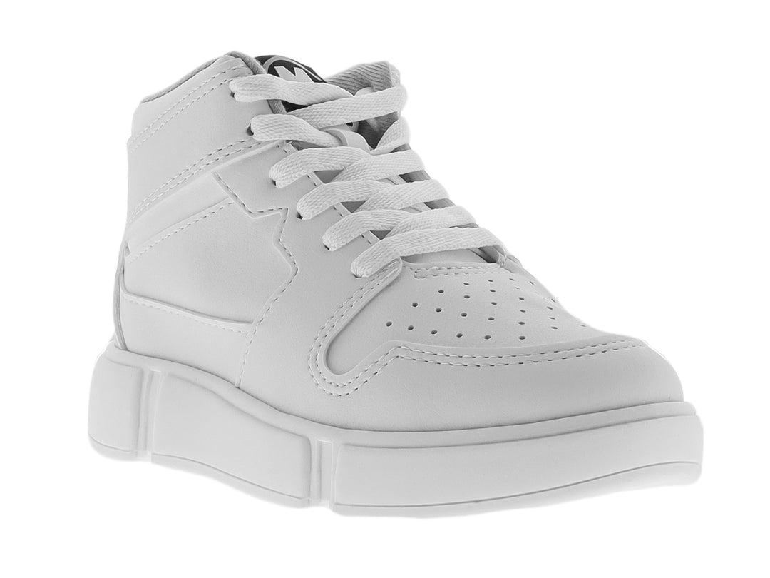 Tenis blancos de caña alta para niño con agujetas y suela gruesa.
