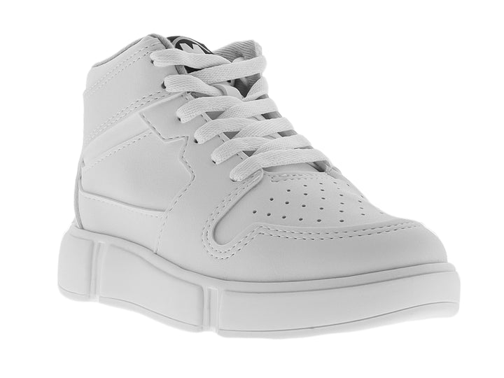 Tenis blancos de caña alta para niño con agujetas y suela gruesa.