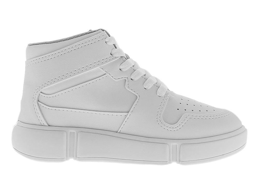 Tenis blancos de caña alta para niño con agujetas y suela gruesa.