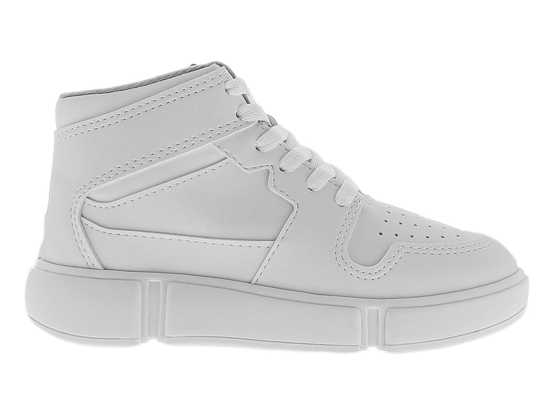 Tenis blancos de caña alta para niño con agujetas y suela gruesa.