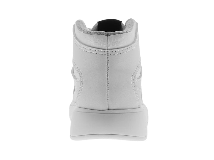 Tenis blancos de caña alta para niño con agujetas y suela gruesa.
