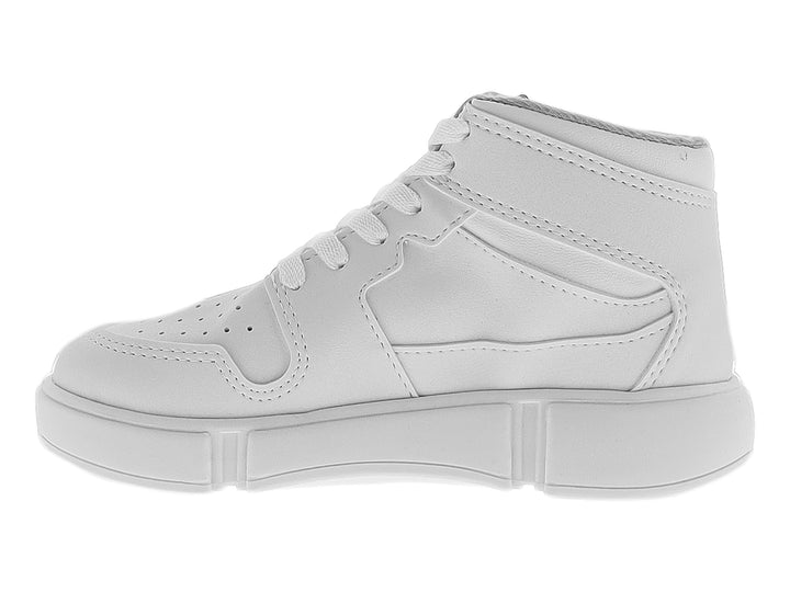 Tenis blancos de caña alta para niño con agujetas y suela gruesa.