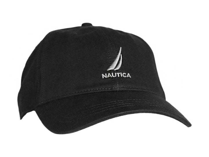 Gorra color negro de la marca Nautica con logotipo bordado en blanco en el frente.