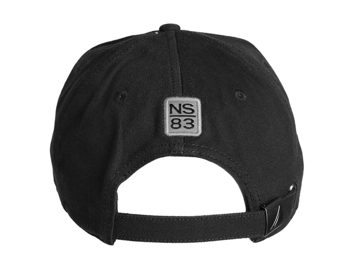 Gorra color negro de la marca Nautica con logotipo bordado en blanco en el frente.