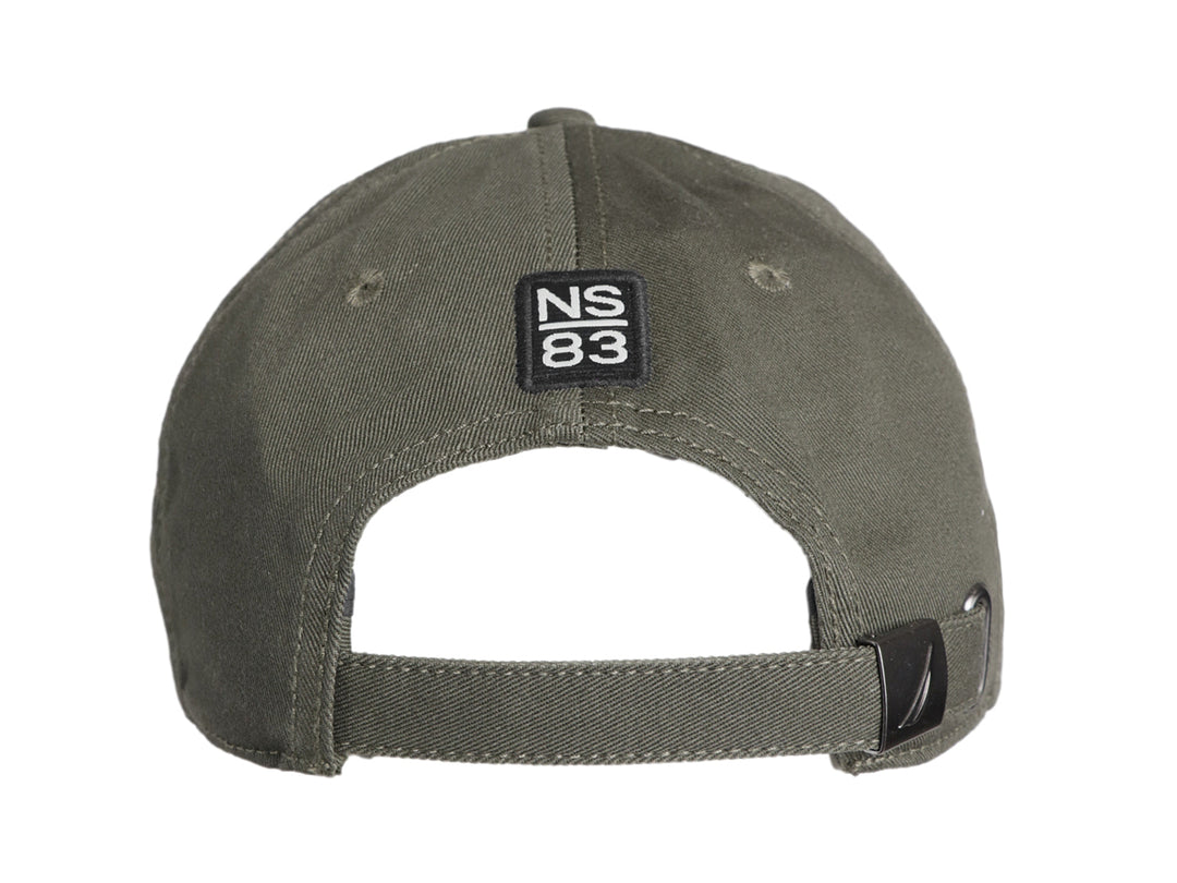 Gorra casual de color verde con logotipo de Nautica bordado en blanco en la parte frontal.