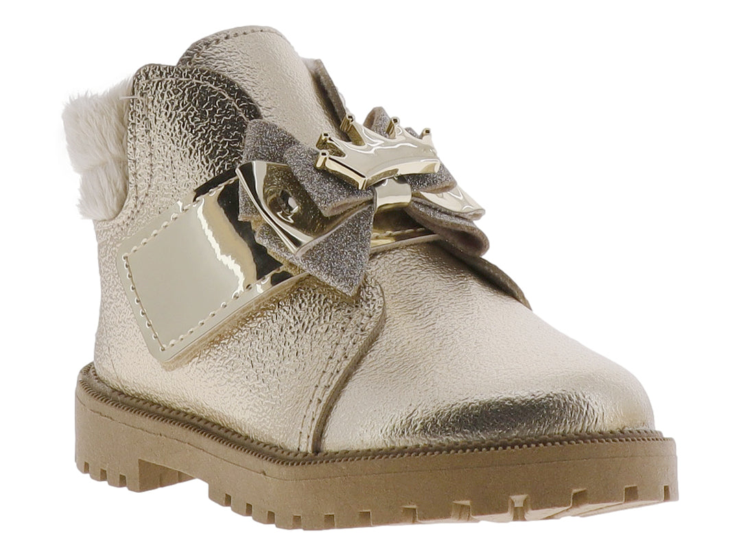 Bota infantil color oro metalizado con moño y detalle de corona, forrada con piel sintética blanca.