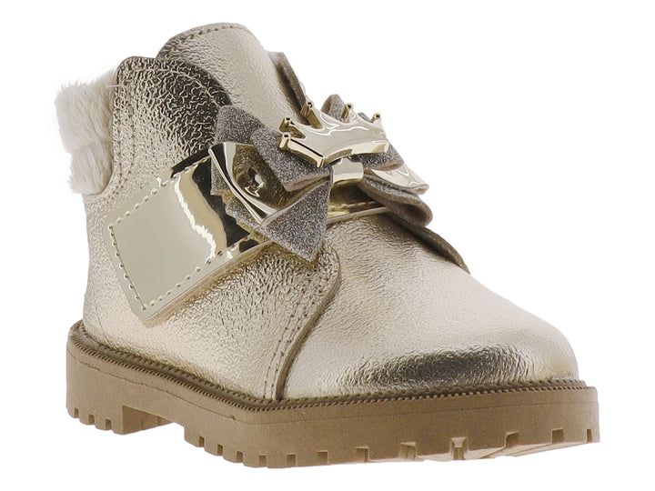 Bota infantil color oro metalizado con moño y detalle de corona, forrada con piel sintética blanca.