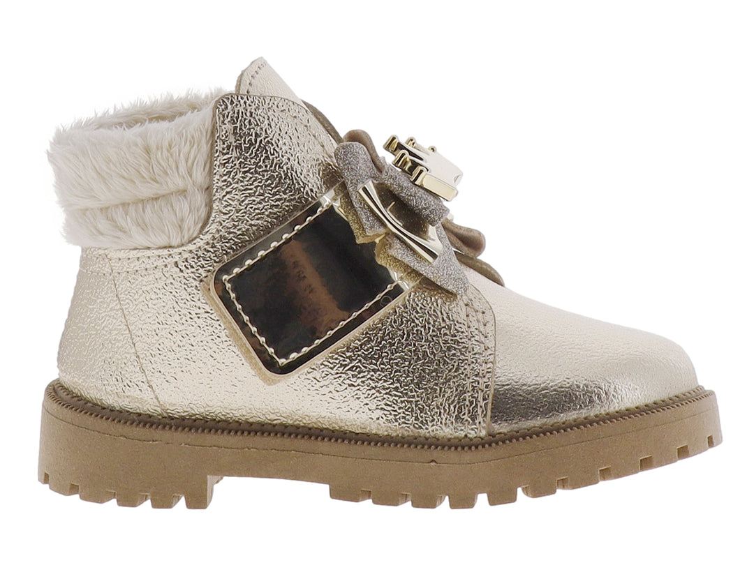 Bota infantil color oro metalizado con moño y detalle de corona, forrada con piel sintética blanca.