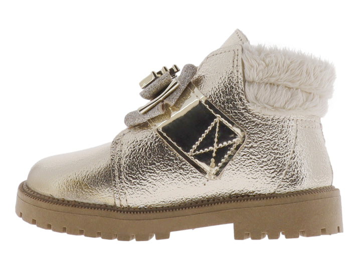 Bota infantil color oro metalizado con moño y detalle de corona, forrada con piel sintética blanca.