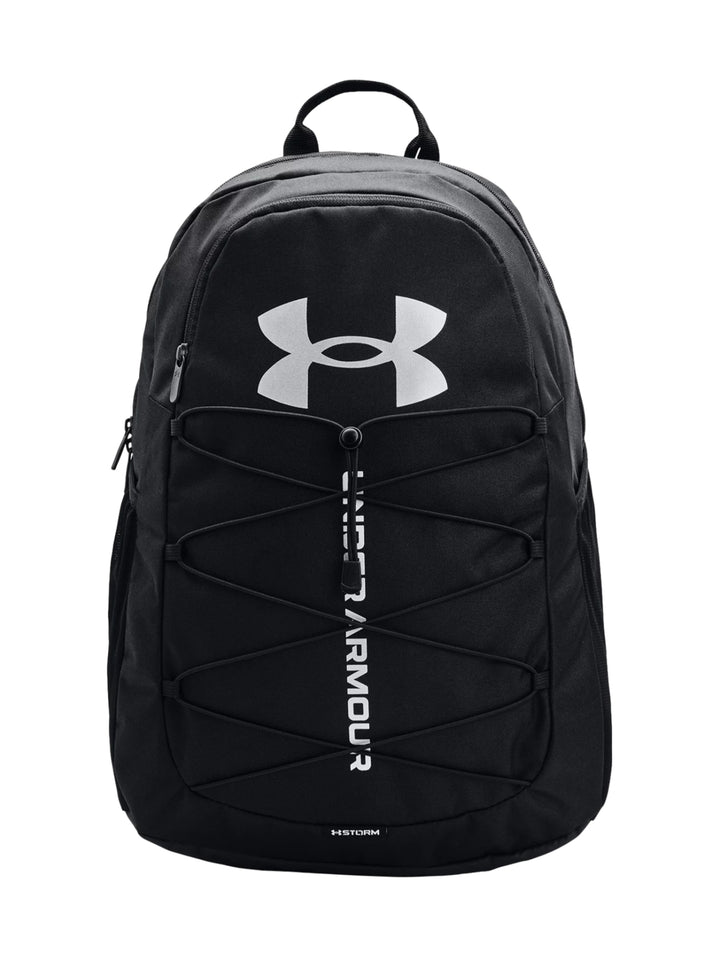 Mochila deportiva Under Armour color negro con logotipo blanco frontal y correas elásticas decorativas.