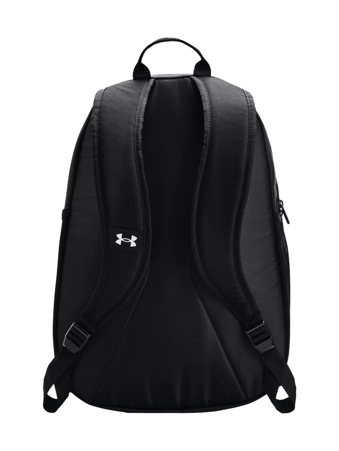 Mochila deportiva Under Armour color negro con logotipo blanco frontal y correas elásticas decorativas.