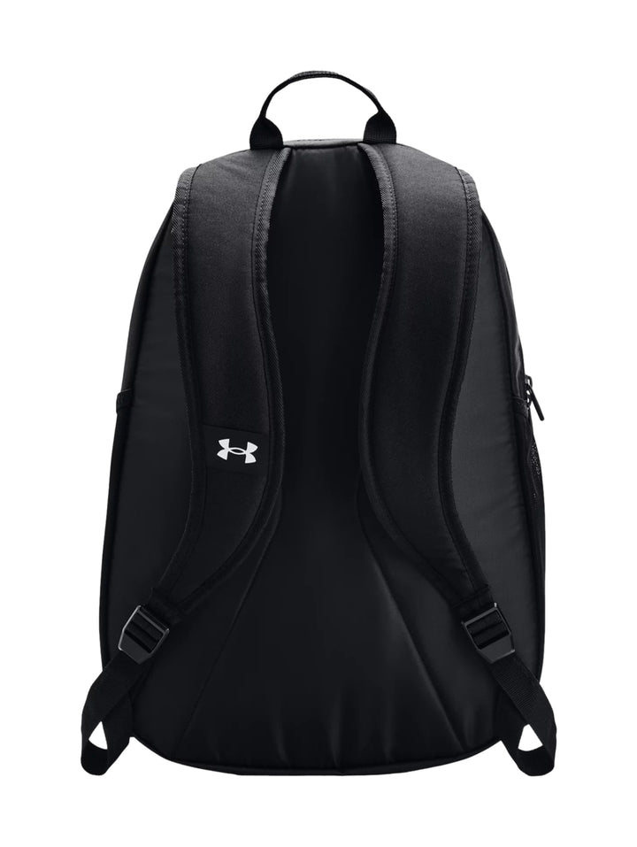 Mochila deportiva Under Armour color negro con logotipo blanco frontal y correas elásticas decorativas.