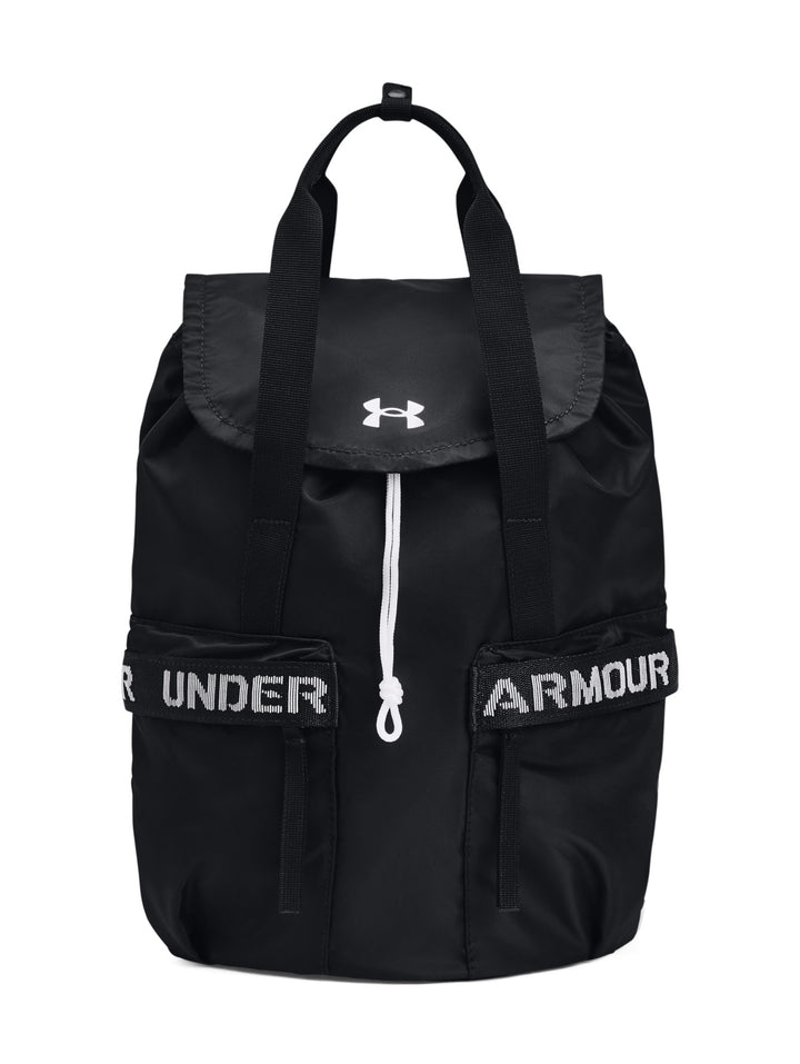 Mochila deportiva Under Armour color negro con detalles y logotipos en blanco, incluye bolsillos frontales y asa.