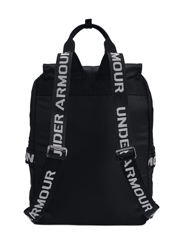 Mochila deportiva Under Armour color negro con detalles y logotipos en blanco, incluye bolsillos frontales y asa.
