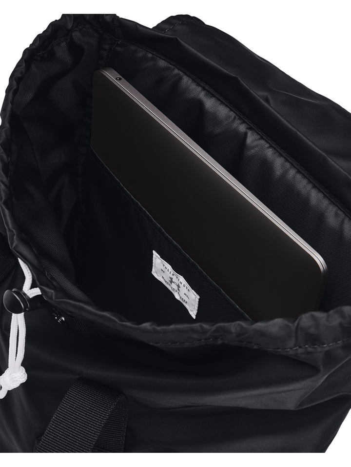 Mochila deportiva Under Armour color negro con detalles y logotipos en blanco, incluye bolsillos frontales y asa.