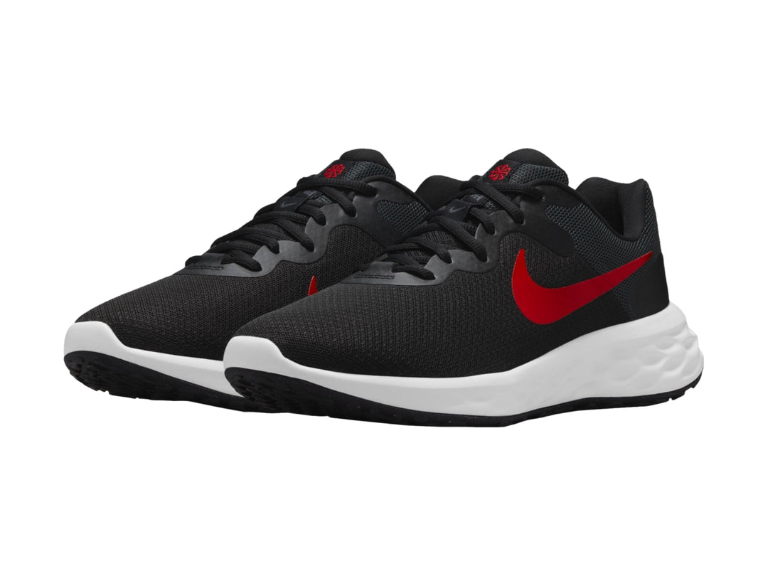 Tenis deportivos Nike Revolution 6 NN color negro con suela blanca y logo rojo.