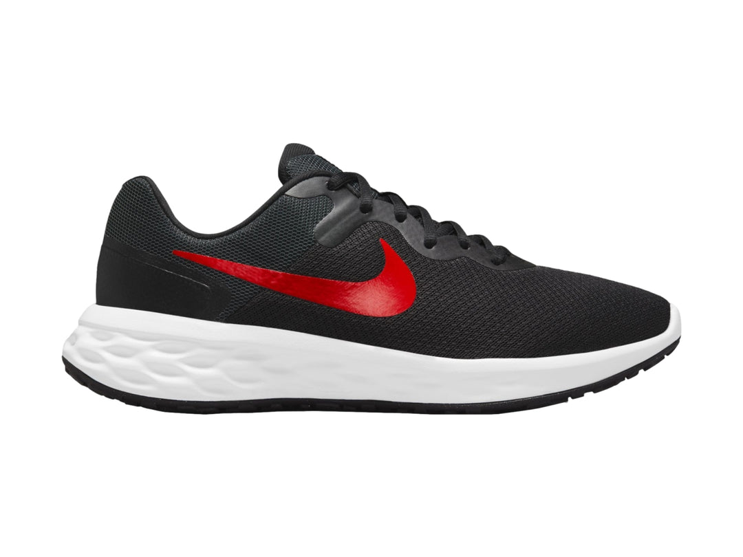 Tenis deportivos Nike Revolution 6 NN color negro con suela blanca y logo rojo.