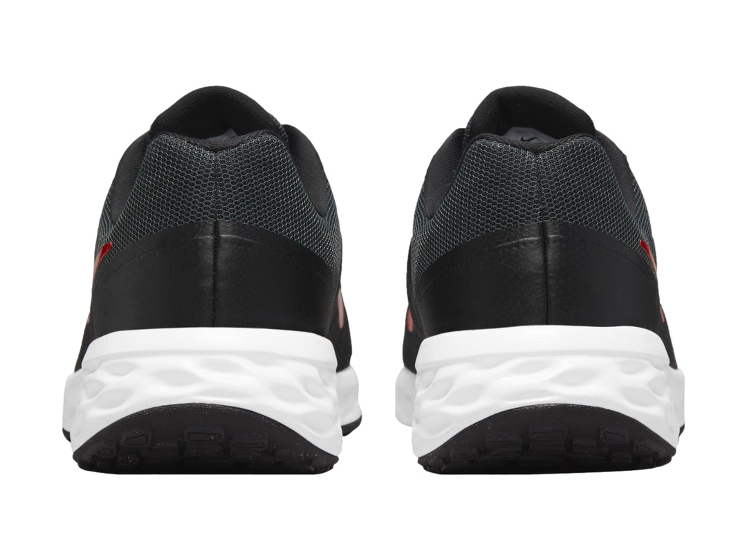 Tenis deportivos Nike Revolution 6 NN color negro con suela blanca y logo rojo.