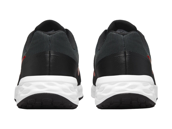 Tenis deportivos Nike Revolution 6 NN color negro con suela blanca y logo rojo.
