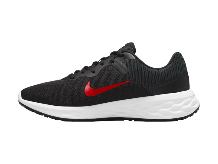 Tenis deportivos Nike Revolution 6 NN color negro con suela blanca y logo rojo.