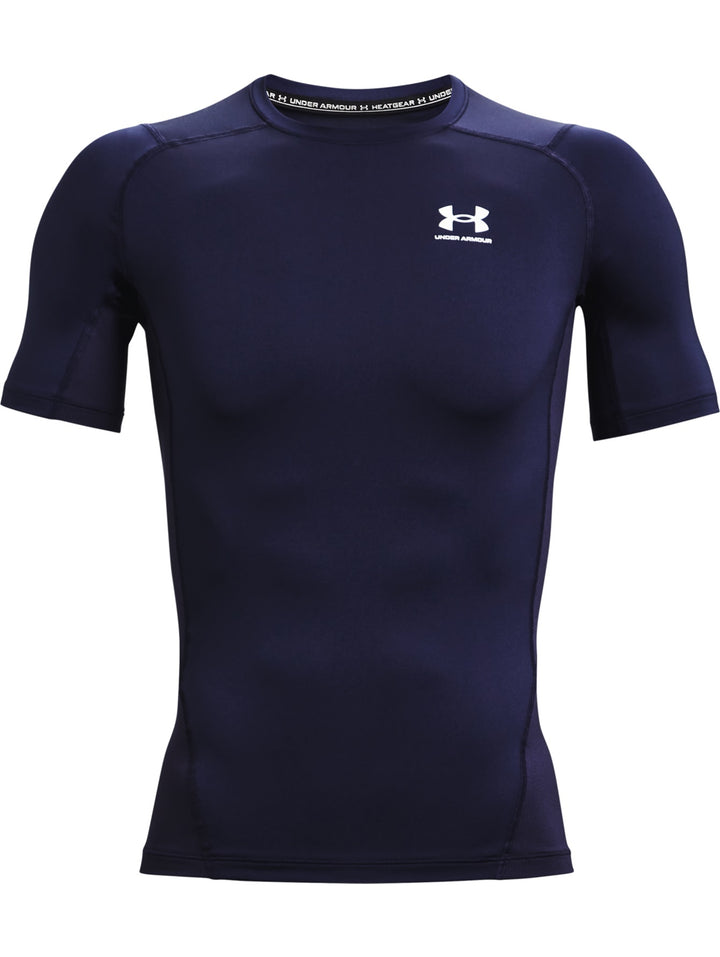 Hombre vistiendo una camiseta de compresión Under Armour de color azul marino y manga corta.
